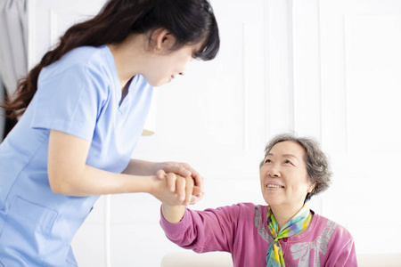  《养老护理员》